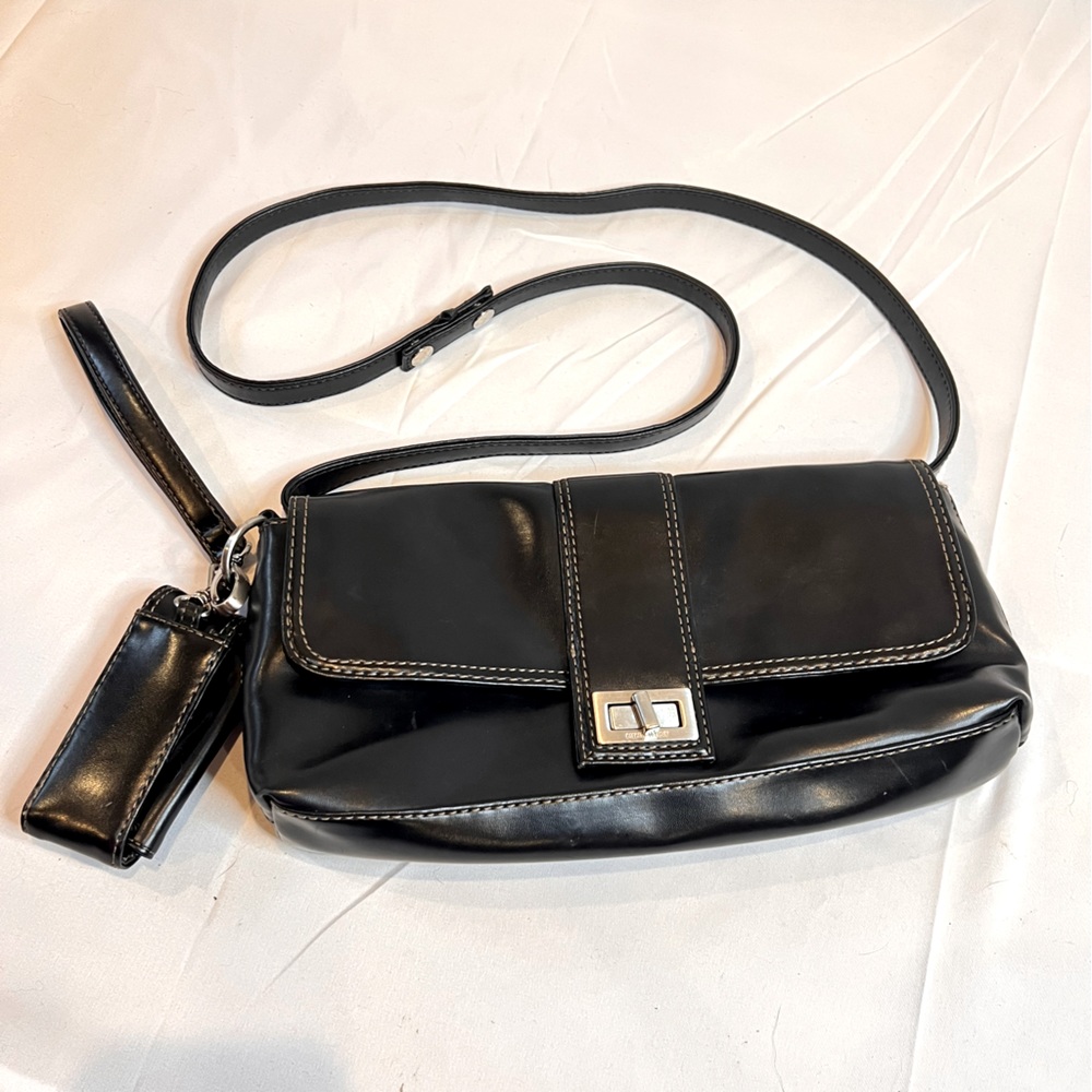 Y2K | Nine West black faux vegan leather baguette shoulder bag